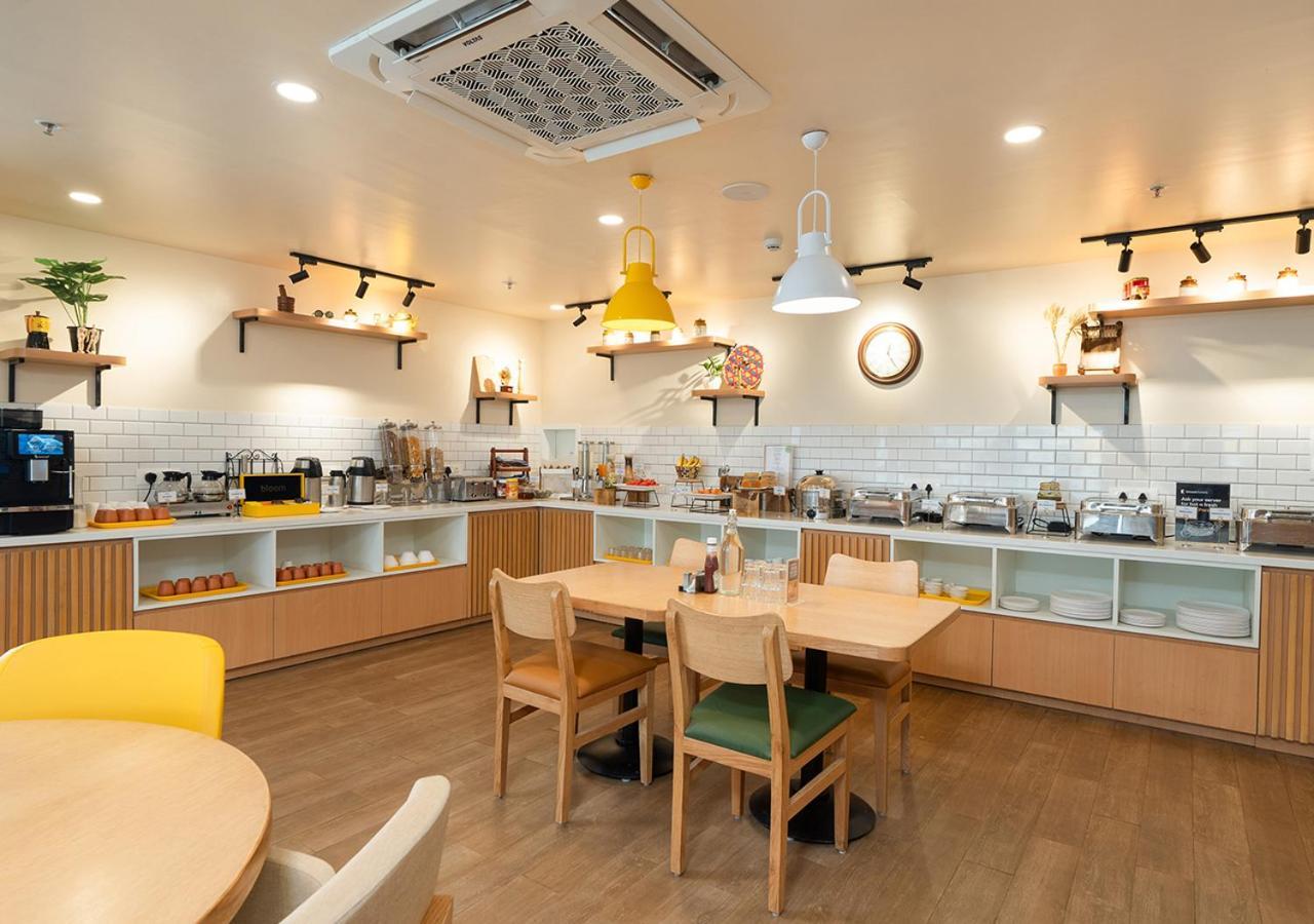 Bloom Hotel Financial District Hyderabad Bagian luar foto